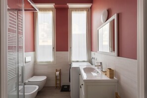 Douche, sèche-cheveux, bidet, serviettes fournies