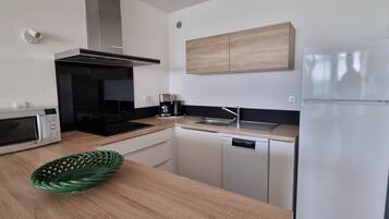 Een koelkast, een microgolfoven, een oven, een kookplaat