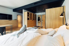 Ropa de cama hipoalergénica y caja de seguridad en la habitación 