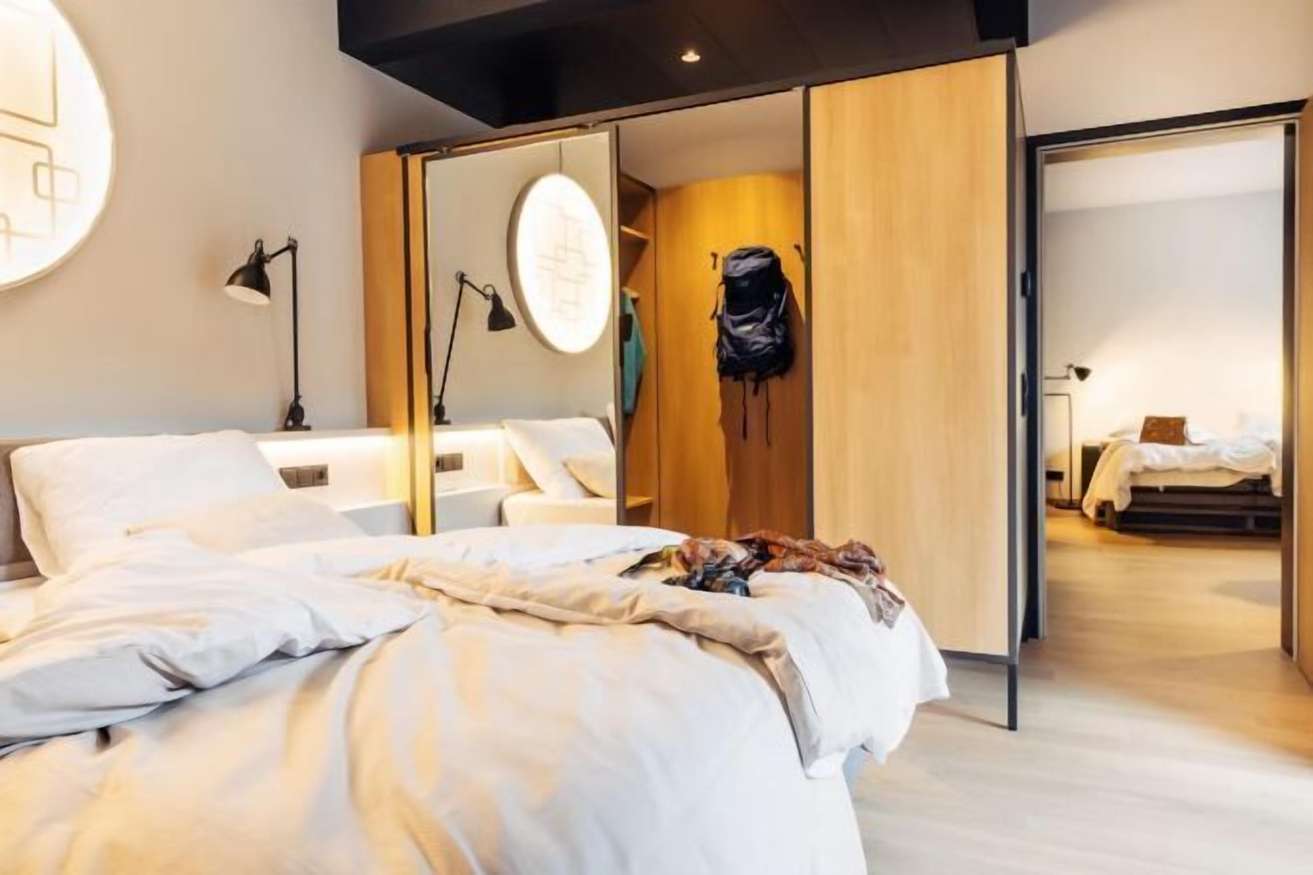 Hypo-allergenic bedding, in-room safe, desk, laptop workspace