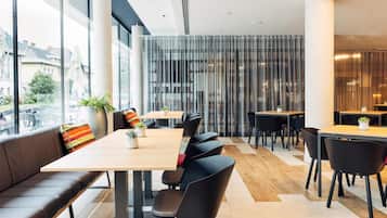 Café da manhã com buffet todos os dias (EUR 20 por pessoa)