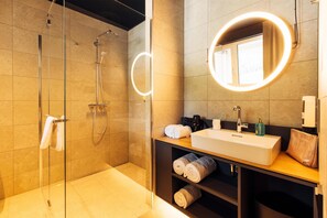 Rainfall showerhead, hair dryer, heated floors, towels - harry’s home Bischofshofen hotel & apartments  (Bischofshofen)