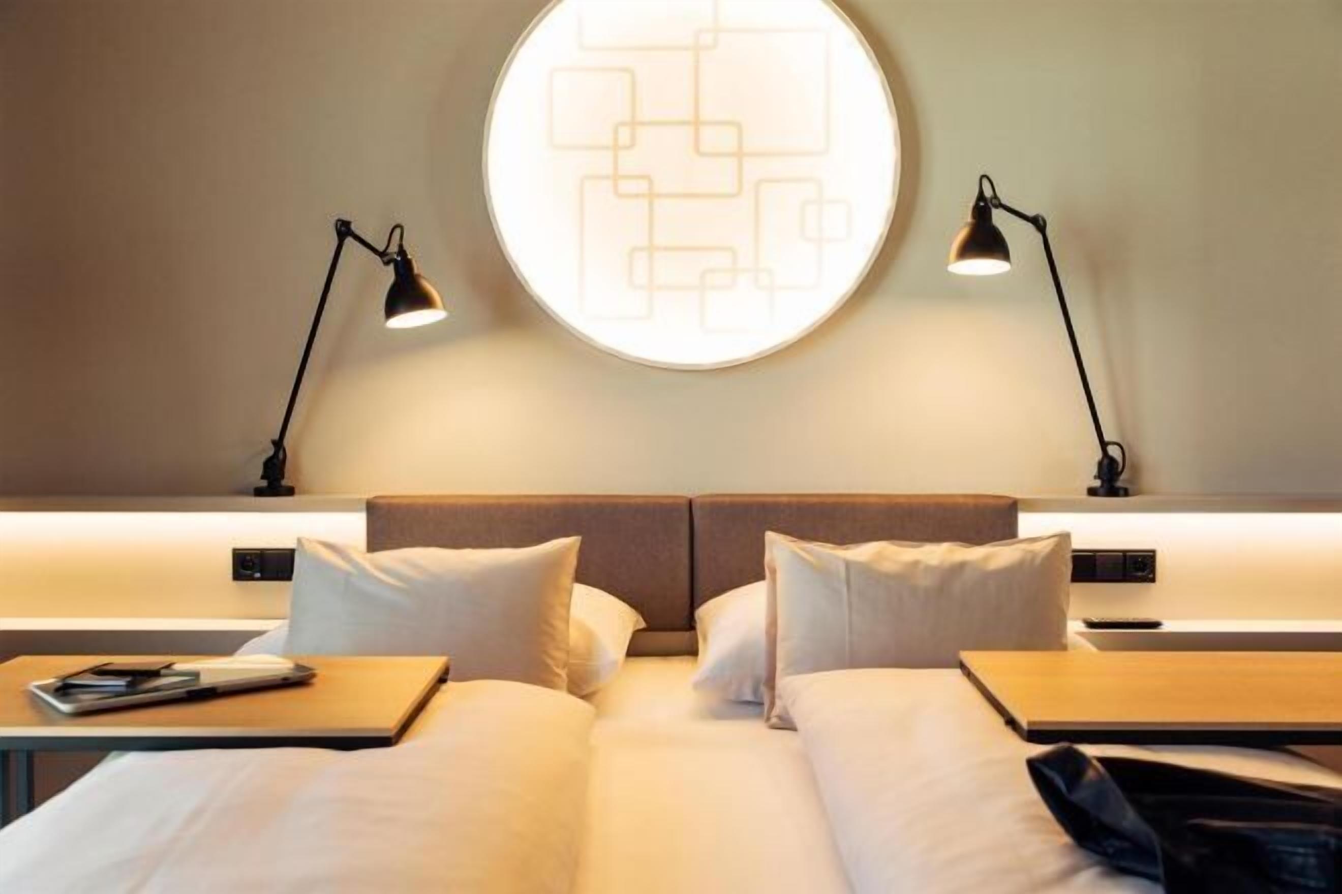 Peralatan tempat tidur hipoalergenik, peti besi dalam bilik, meja 