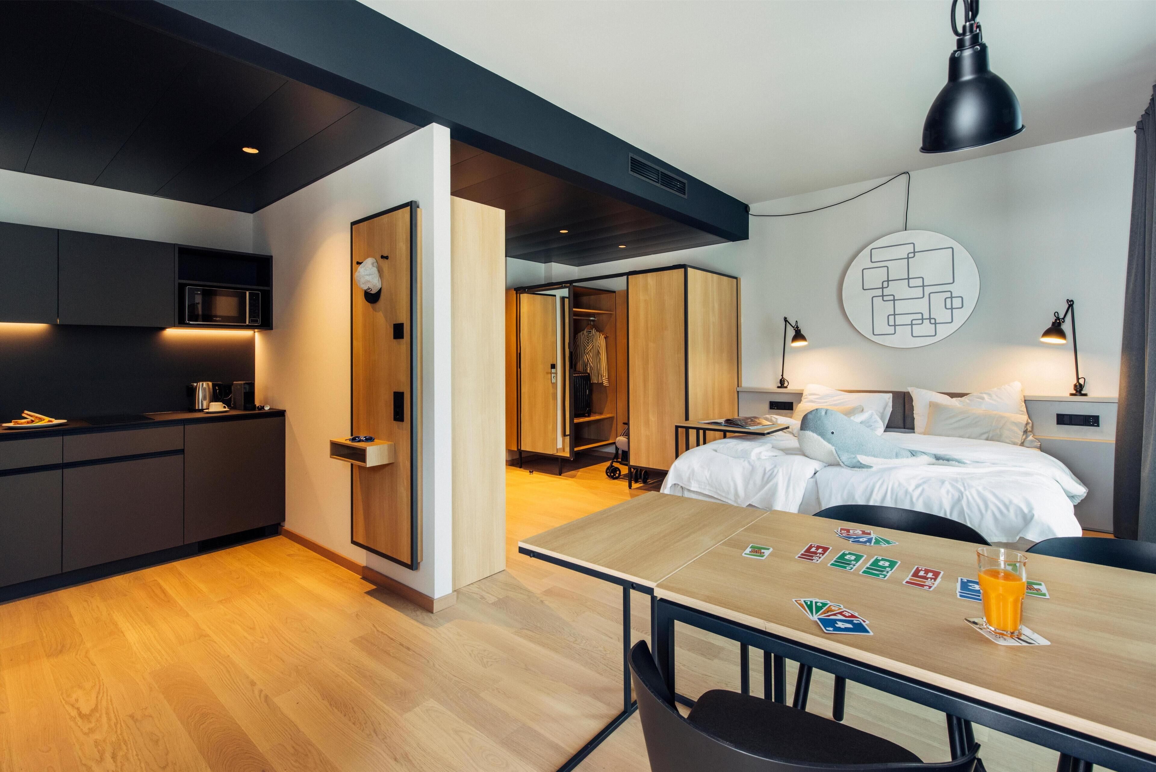 Peralatan tempat tidur hipoalergenik, peti besi dalam bilik, meja 