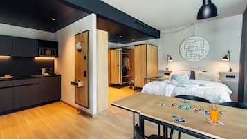 Roupas de cama antialérgicas, cofres nos quartos, escrivaninha