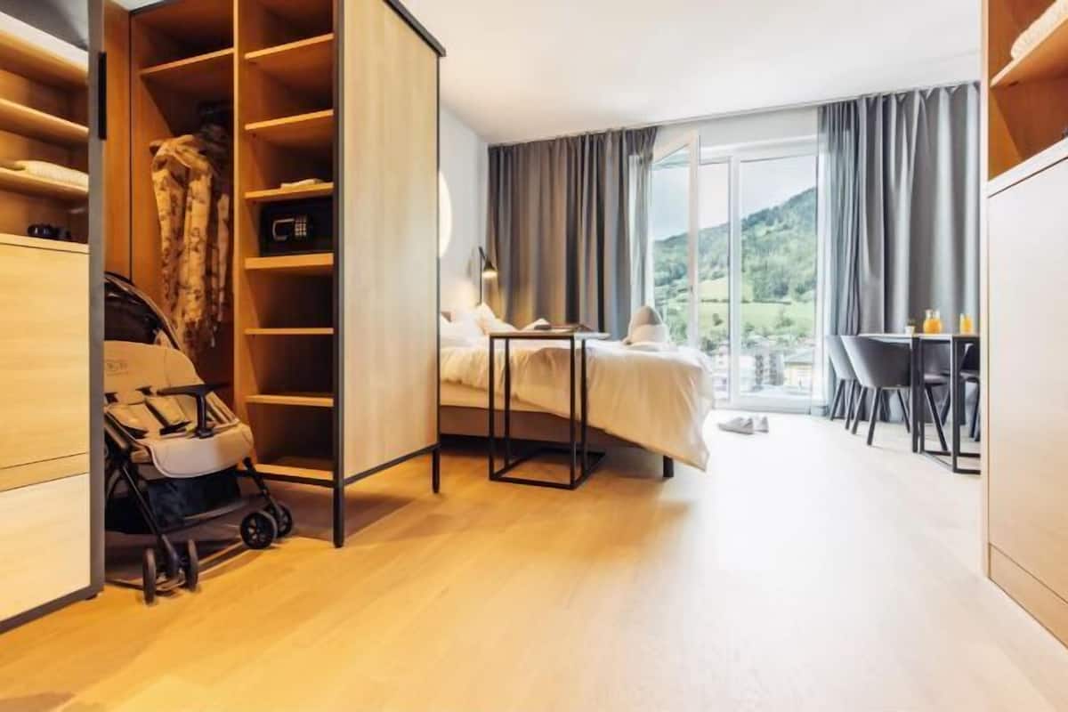 Roupas de cama antialérgicas, cofres nos quartos, escrivaninha