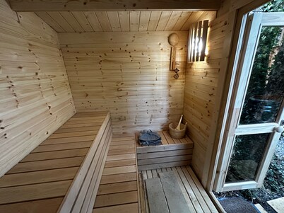 Retro Lodge nr Dartoor With hot tub & opt Sauna