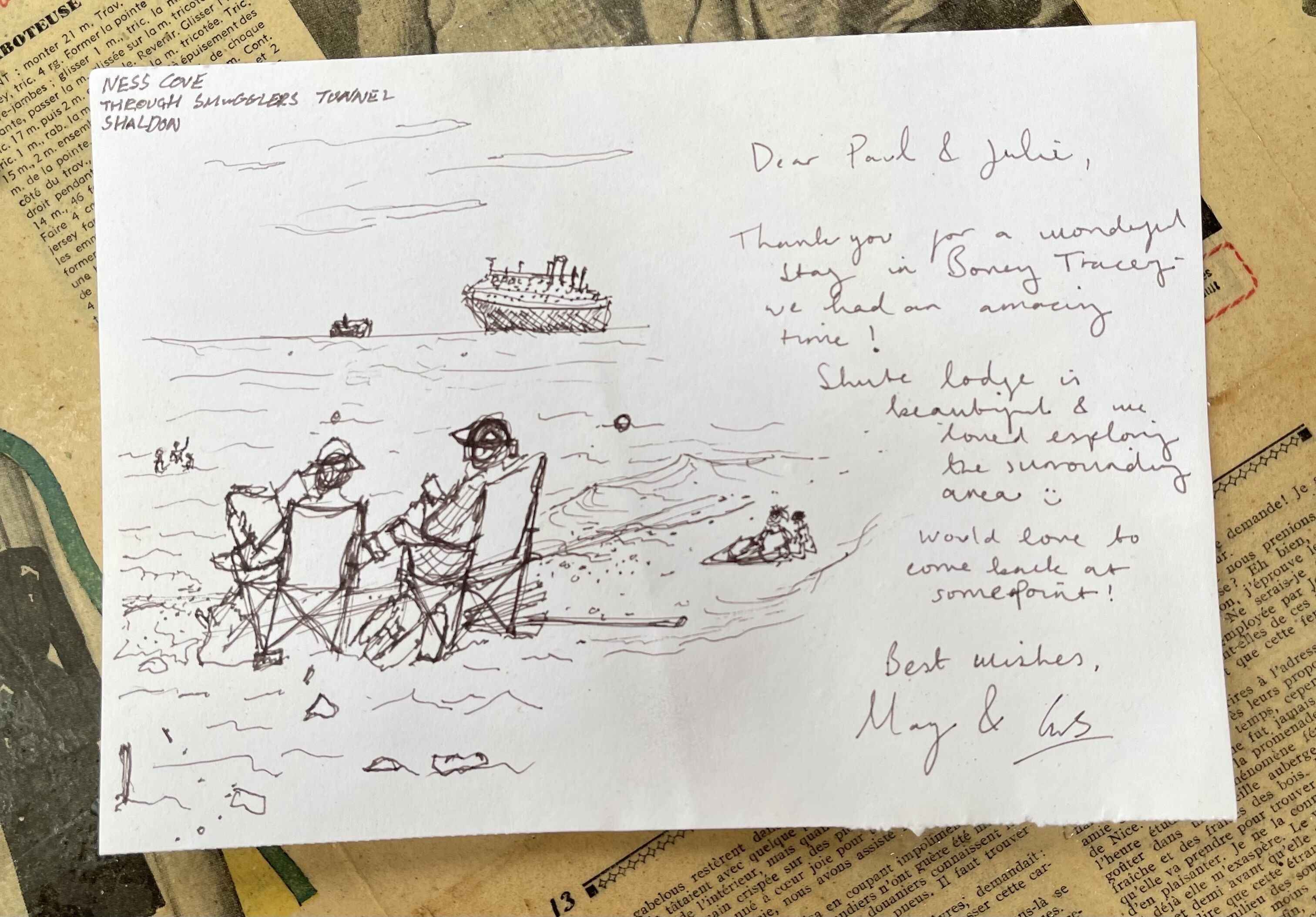Ein handgeschriebener Zettel mit einer Zeichnung eines Schiffes und Personen am Strand.
