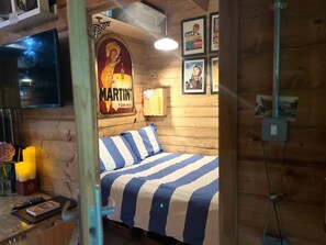 Cabin | 1 bedroom, iron/ironing board, free WiFi, bed sheets