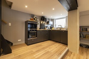 Fridge, microwave, oven, stovetop - Maison "Le Bois Flotté 4" Port en Bessin, Normandie, Plages du Débarquement (Port-en-Bessin-Huppain)