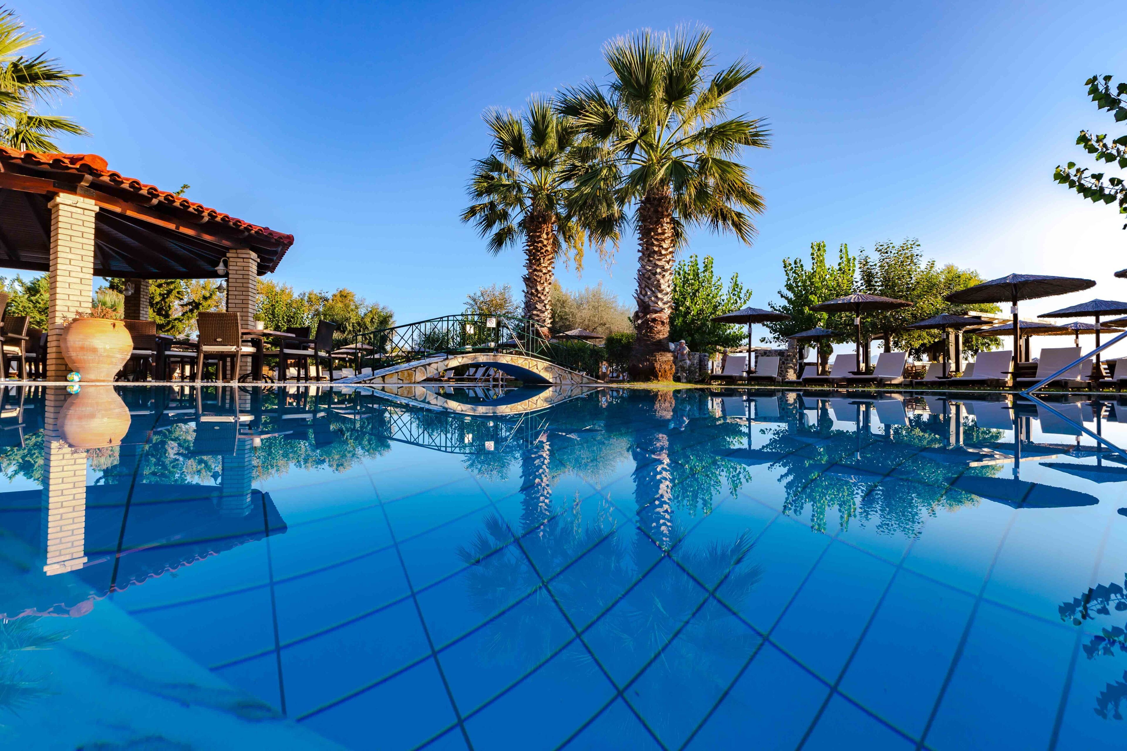 Una piscina al aire libre de temporada