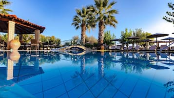 Una piscina al aire libre de temporada