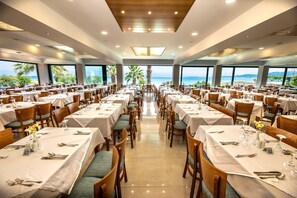 2 間餐廳，供應早餐、午餐和晚餐，當地和國際料理