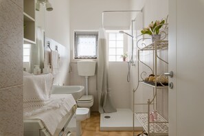 Villa | Badeværelse | Bruser, håndklæder