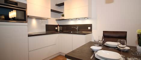 Geladeira, micro-ondas, fogão, cooktop