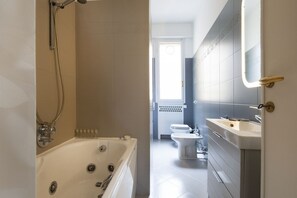 Duschwanne, kostenlose Toilettenartikel, Haartrockner, Bidet