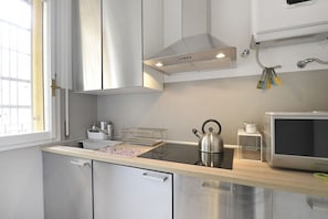 Réfrigérateur, micro-ondes, plaque de cuisson, lave-vaisselle