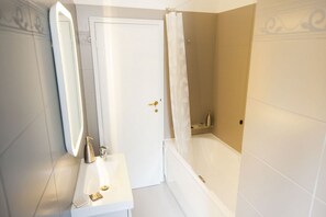 Ensemble douche/baignoire, articles de toilette gratuits, sĂšche-cheveux