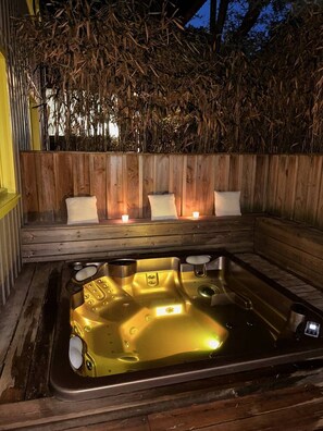 Outdoor spa tub - Pretty family home aux Americains, spa option (CAP FERRET)