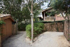 المنطقة المحيطة بالمنشأة