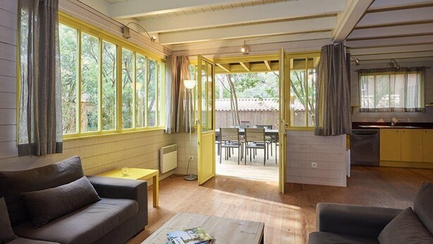 A modern living room with a sofa, coffee table, and a view of the outside. - Pretty family home aux Americains, spa option (CAP FERRET)