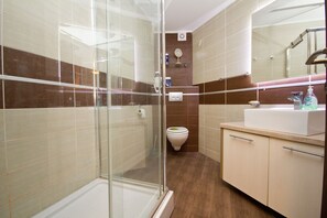 Dusche, Haartrockner, Handtücher, Seife