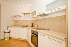 Kühlschrank, Ofen, Geschirrspüler, Wasserkocher