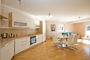 Fridge, oven, stovetop, dishwasher