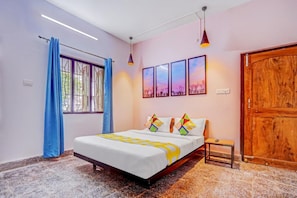 Hypo-allergenic bedding, desk, free WiFi, bed sheets