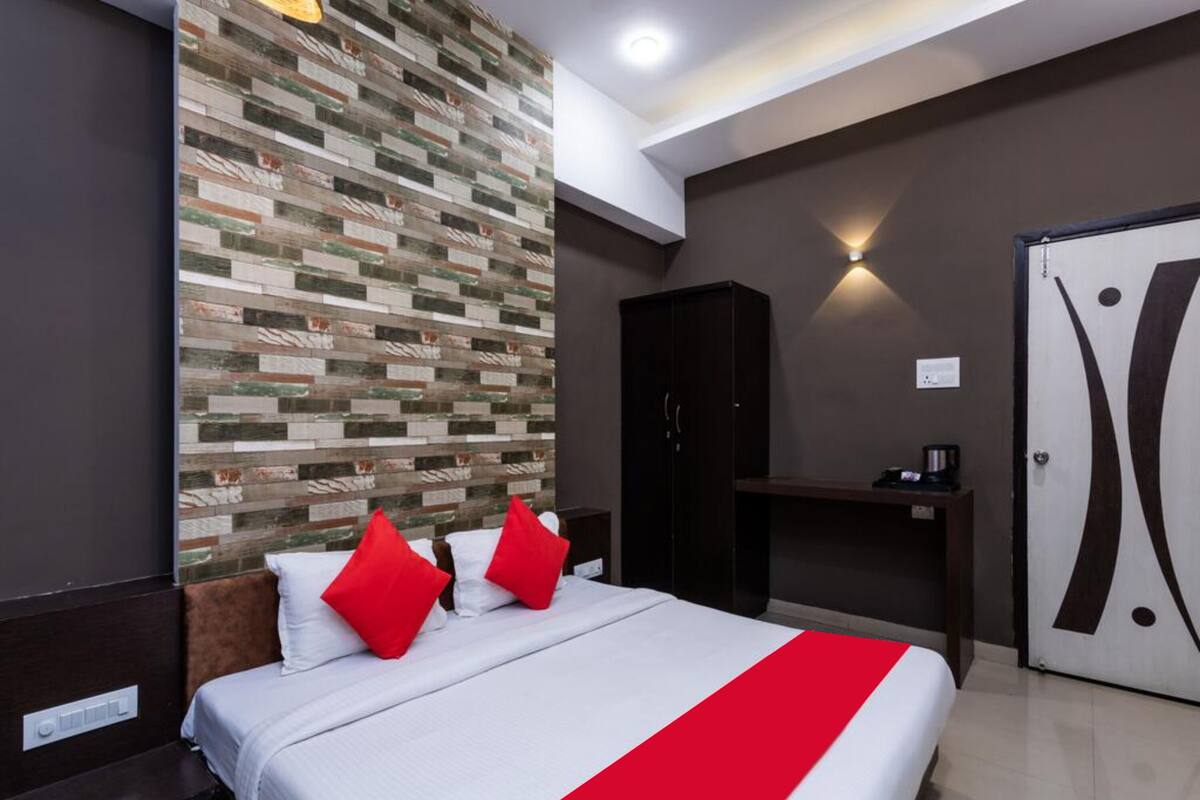 Hypo-allergenic bedding, desk, free WiFi, bed sheets