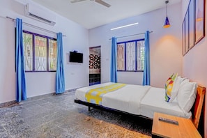 Hypo-allergenic bedding, desk, free WiFi, bed sheets