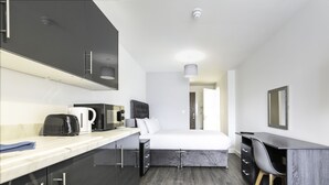 Desk, laptop workspace, WiFi (free), bed sheets - Stanley Street Studios (Liverpool)