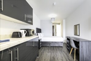 Desk, laptop workspace, free WiFi, bed sheets - Stanley Street Studios (Liverpool)