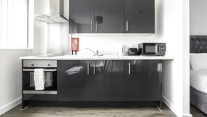 Private kitchenette | Fridge, microwave, oven, stovetop - Stanley Street Studios (Liverpool)