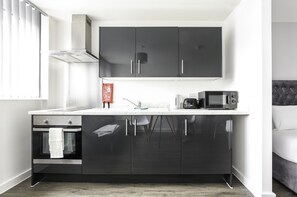 Private kitchenette | Fridge, microwave, oven, stovetop - Stanley Street Studios (Liverpool)