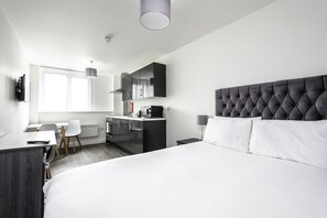 Desk, laptop workspace, free WiFi, bed sheets - Stanley Street Studios (Liverpool)