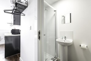 Shower, free toiletries, hair dryer, towels - Stanley Street Studios (Liverpool)