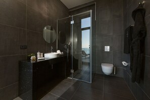 Doccia, asciugacapelli, asciugamani, sapone
