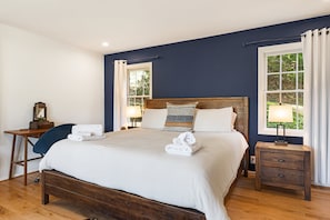 4 bedrooms, desk, iron/ironing board, travel cot - Hillside Hideaway | Hot Tub, Views + Biltmore Pass | 12 Mins to Asheville (Asheville)