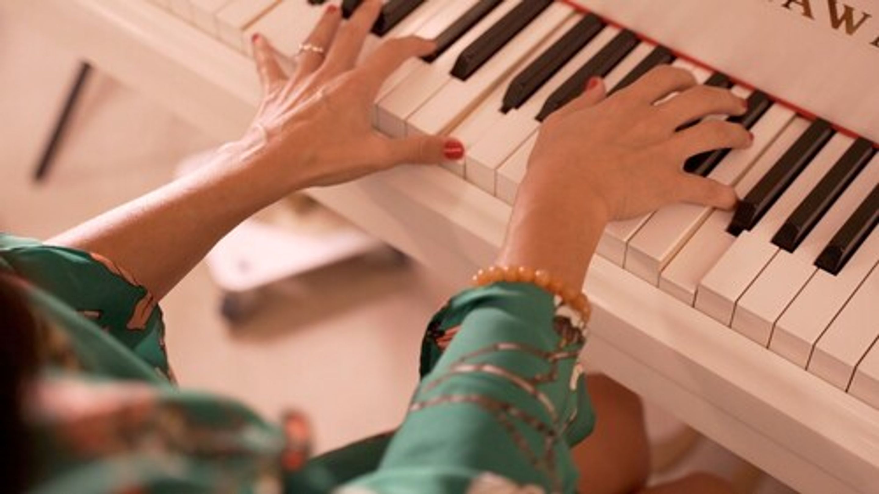 Una persona tocando el piano.