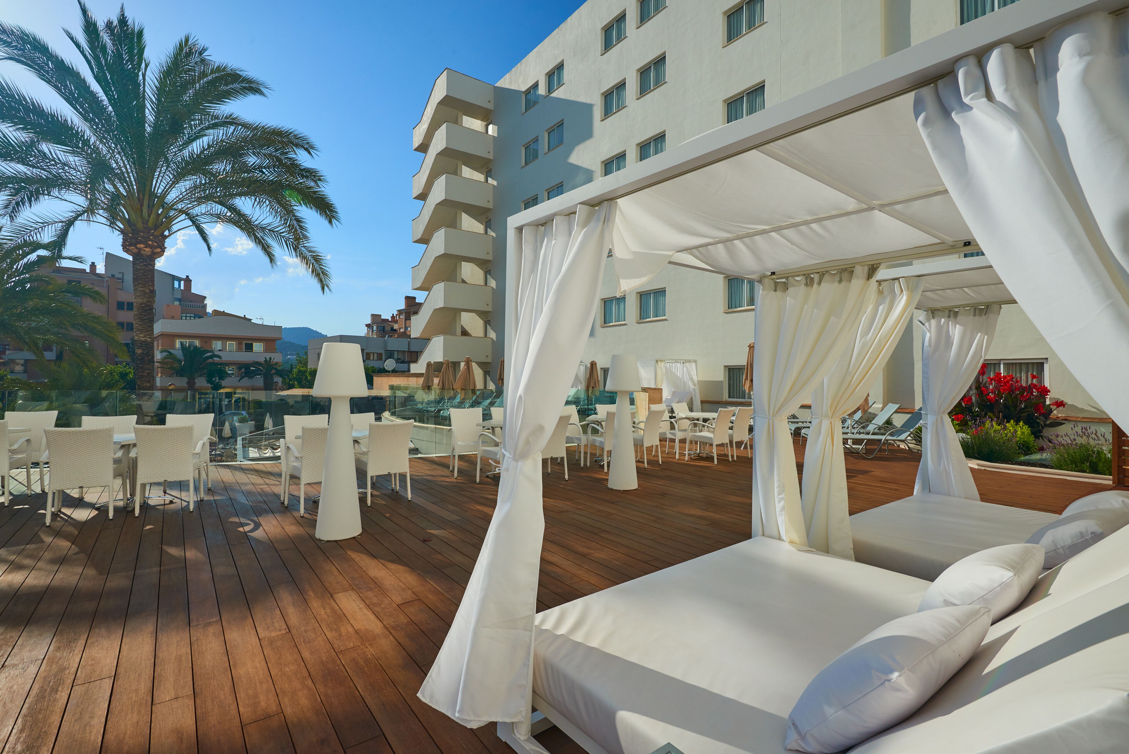 Piscine couverte, piscine extérieure, parasols de plage, chaises longues