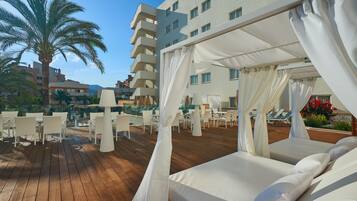 Piscine couverte, piscine extérieure, parasols de plage, chaises longues