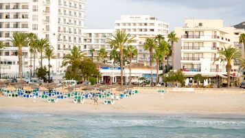 Una playa cerca, arena blanca