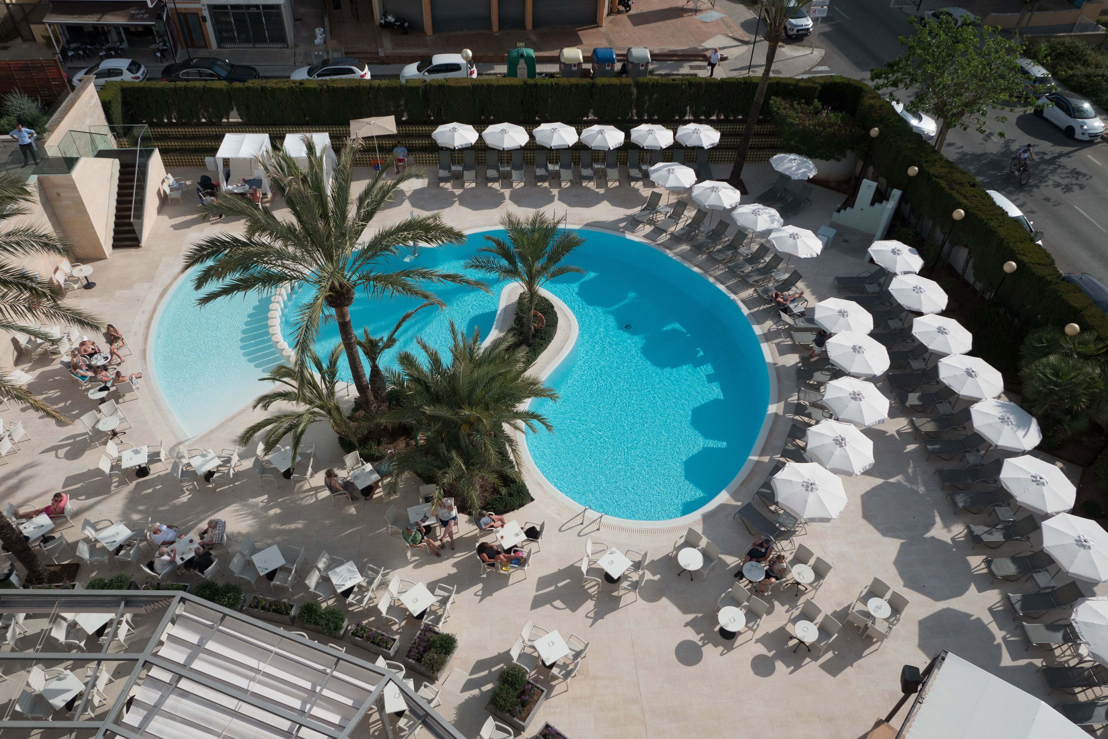 Piscine couverte, piscine extérieure, parasols de plage, chaises longues