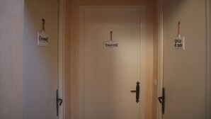 Three doors labeled "Chambre," "Toilettes," and "Salle de Bain." - Logement Locatif à Belle-ile : Maison Avec Jardin Partagé (Le Palais)
