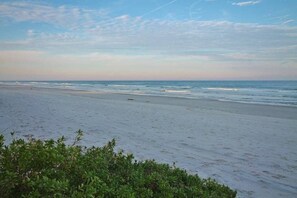 Beach nearby, sun-loungers, beach towels