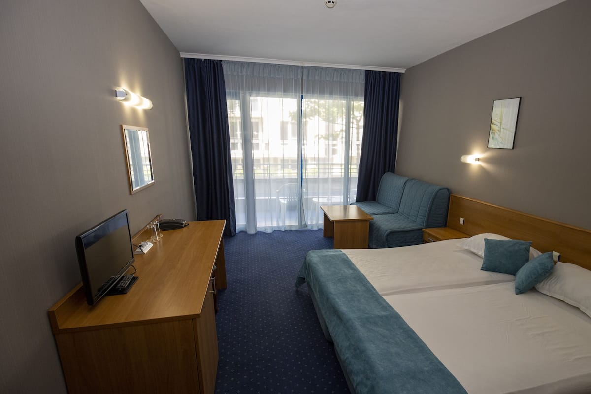 Minibar, skrivebord, wi-fi (inkludert) og sengetøy