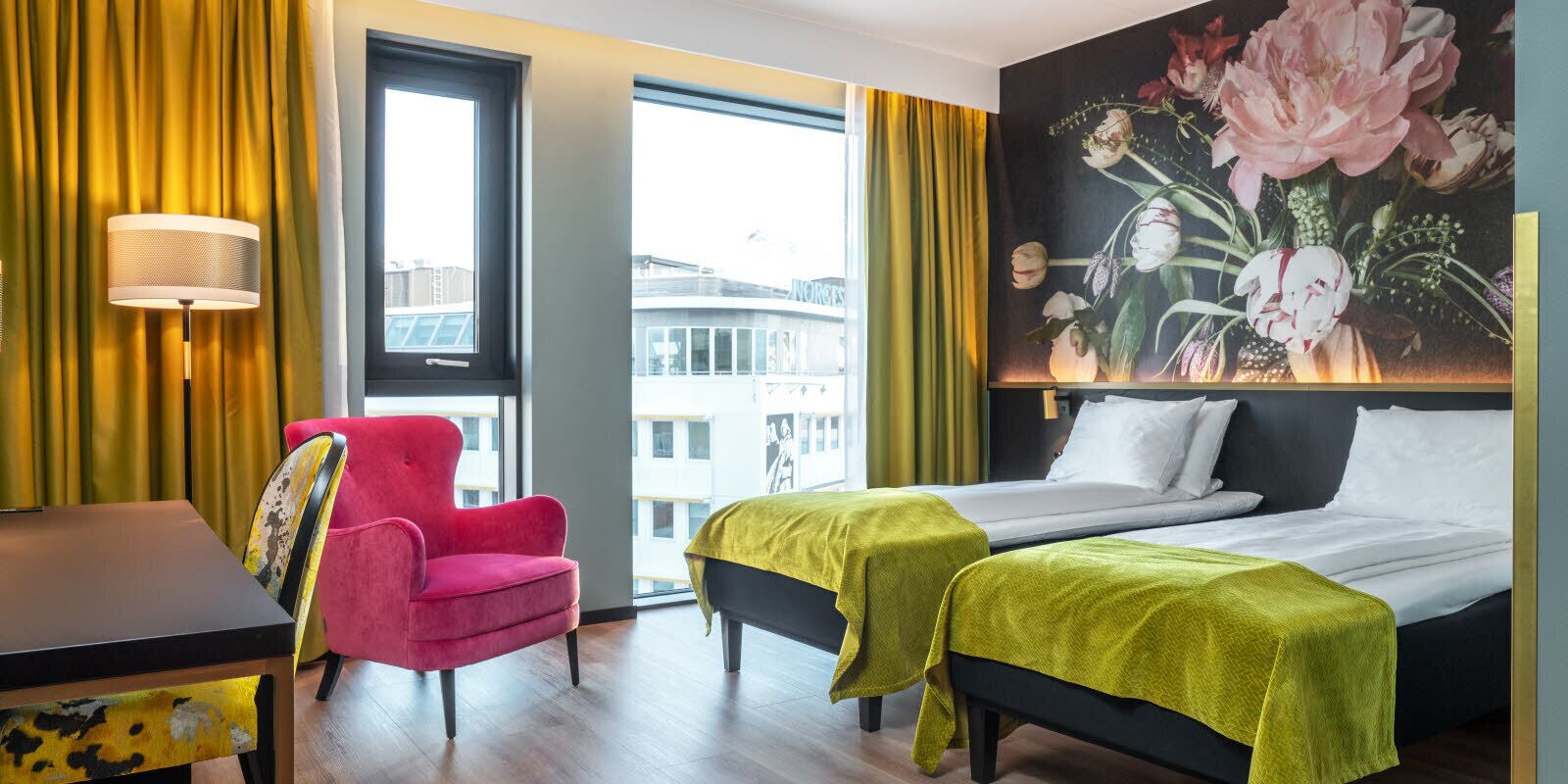 Minibar, coffres-forts dans les chambres, bureau