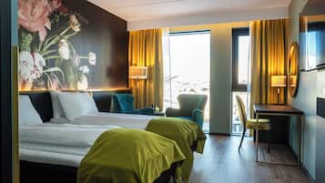 Minibar, caja de seguridad en la habitación y escritorio