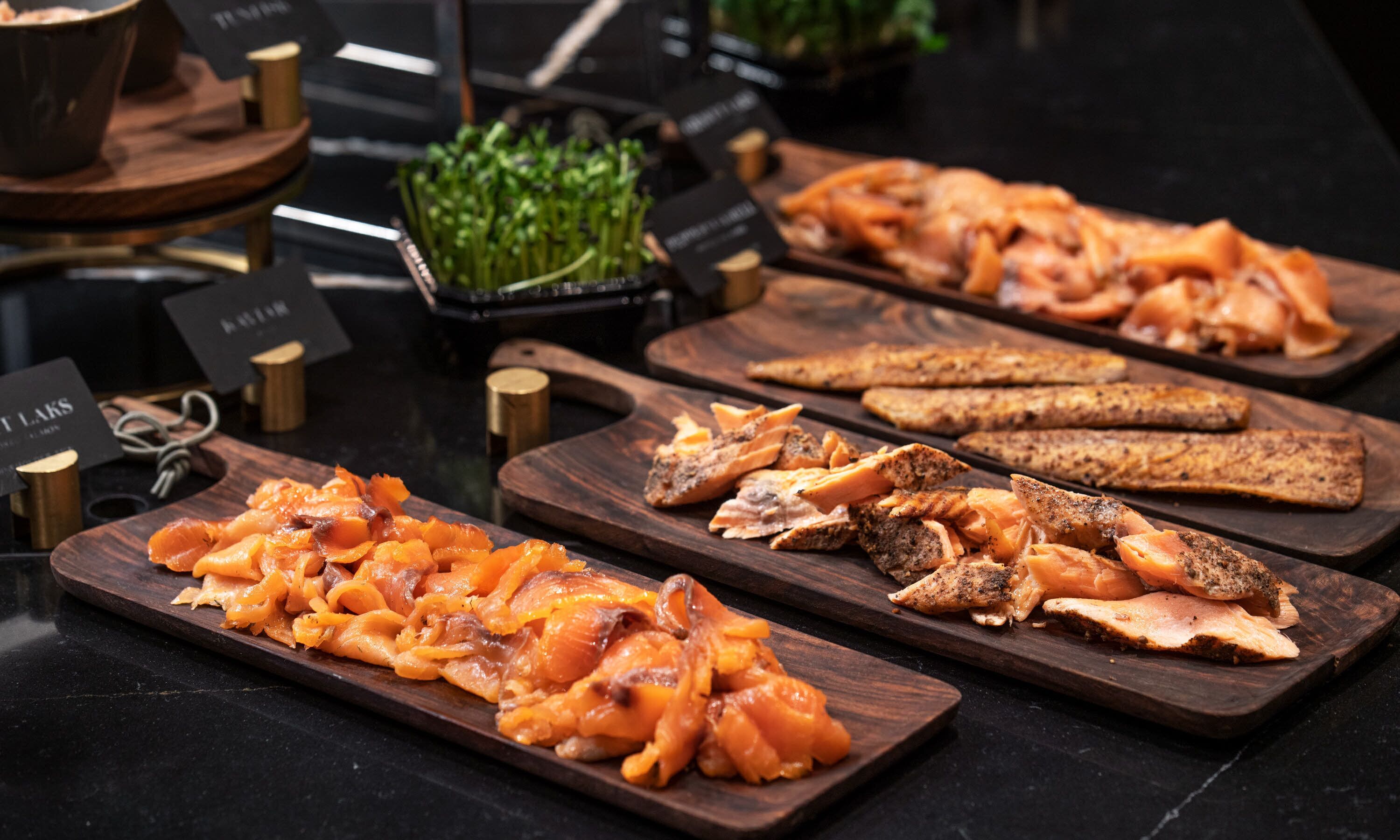 Une variété de produits alimentaires présentés sur des planches en bois.